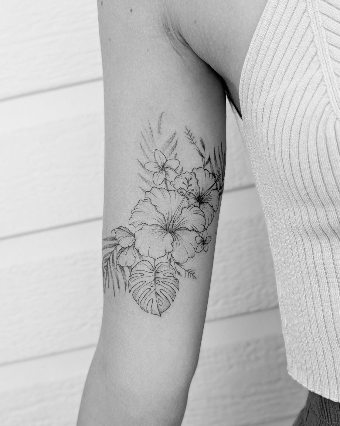 Hibiscus et feuille de monstera, bras
