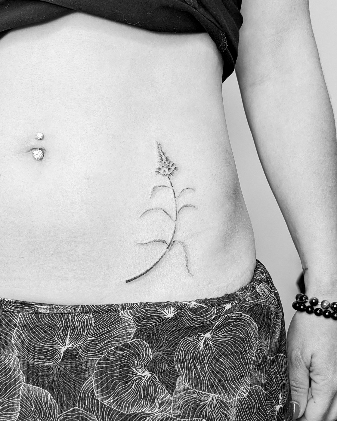 Fleur sur longue tige, hanche