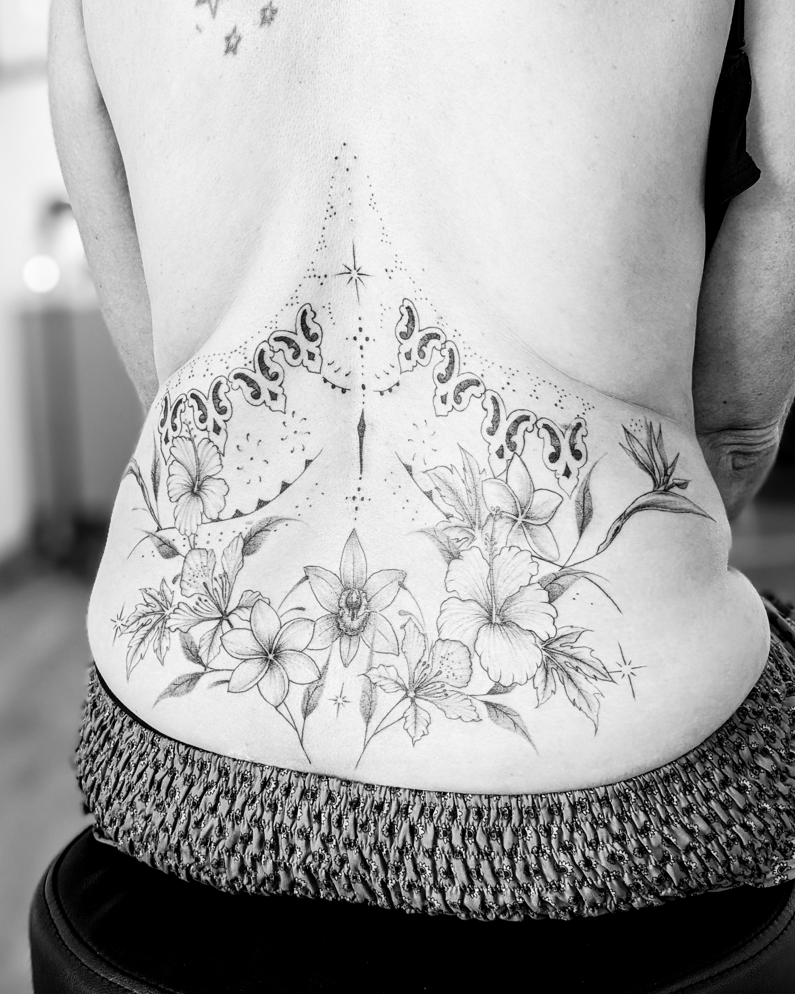 Tatouage fineline floral BatayCok La Réunion